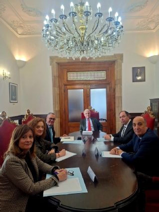 El presidente Chamorro con los decanos de los colegios de abogados y procuradores de Oviedo y Gijón y la presidenta del Colegio de Graduados Sociales de Asturias